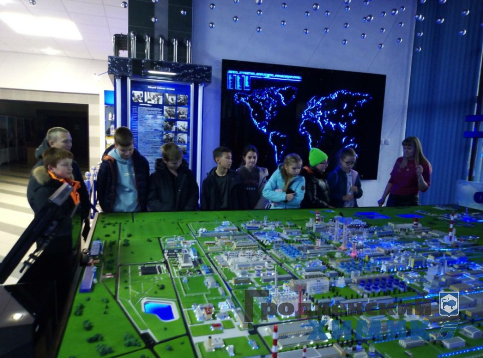 В гостях у азотовцев побывали школьники средних и старших классов